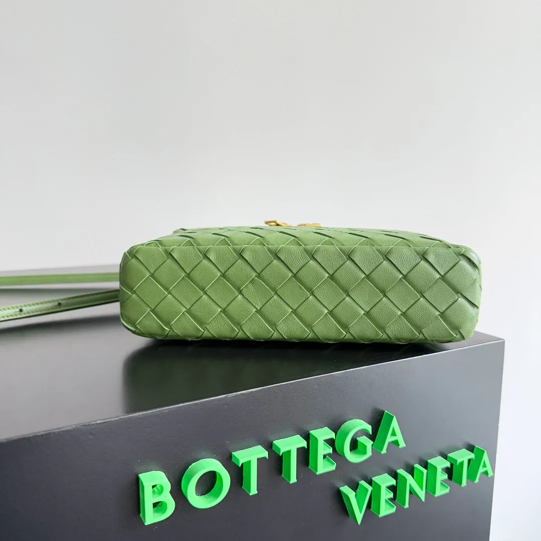 Batch 1360 Bottega Veneta 24 spring and summer woven zipper crossbody bag. A crossbody bag that can be used as a cosmetic bag. The exquisite weaving and compact body are an indispensable accessory for the upcoming summer. The double zipper also better protects the bag. It has a large capacity. If you like it, don’t miss it. Style number: 789109 Size: 22*12.5*5cm